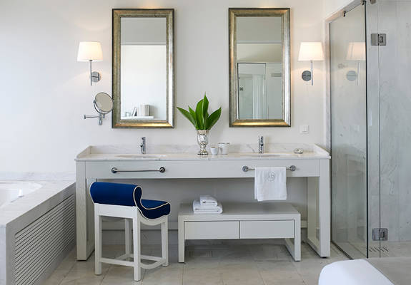 Knossos Beach Two Bedroom Suite Sea View bathroom