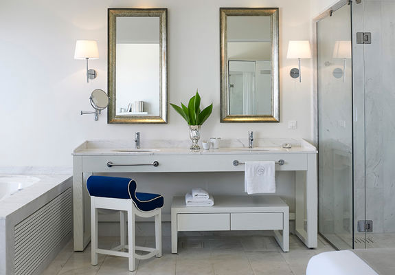 Knossos Beach Two Bedroom Suite Sea View bathroom
