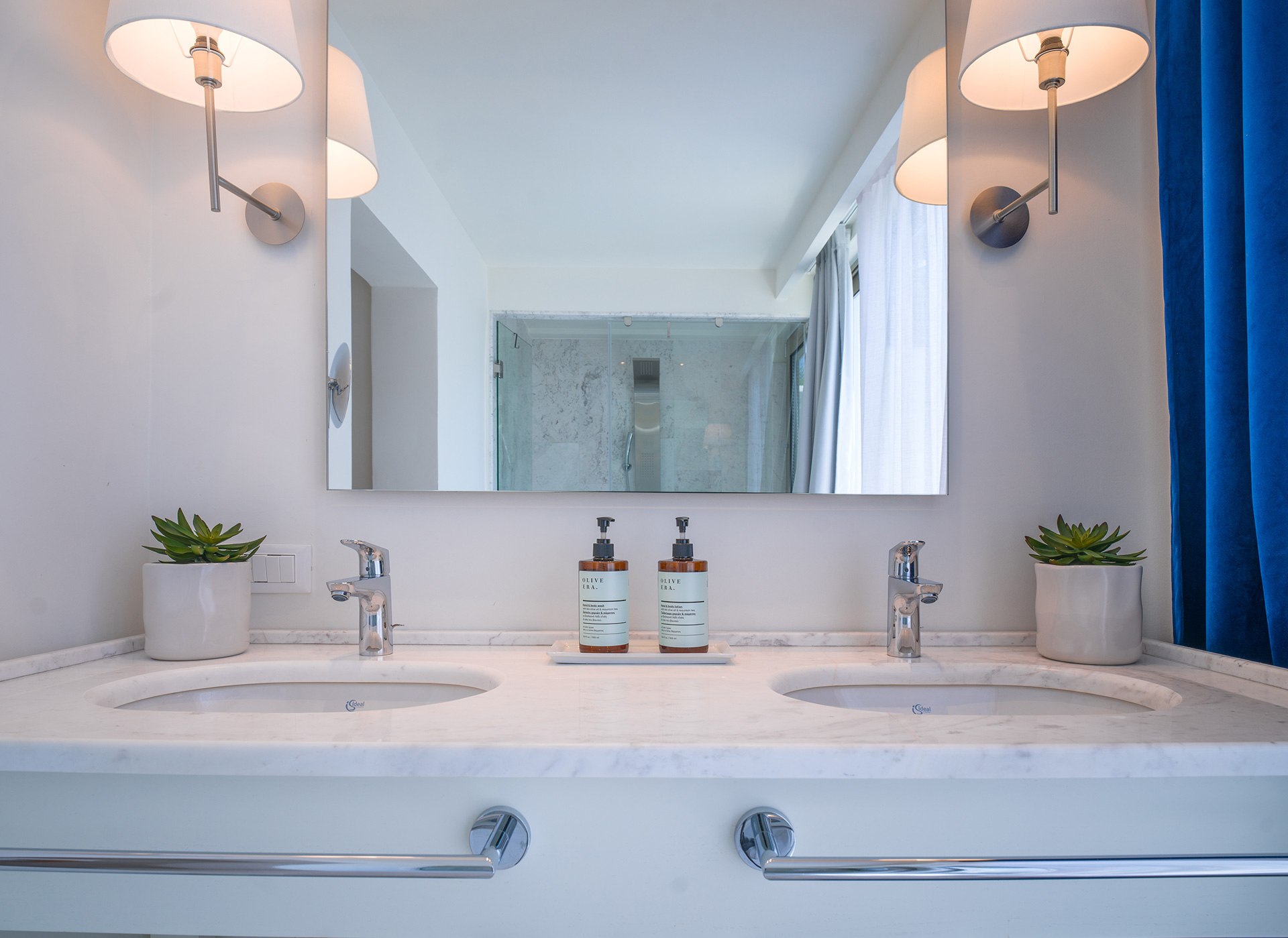 Knossos Beach Bungalow Water Front double washbasins and amenities