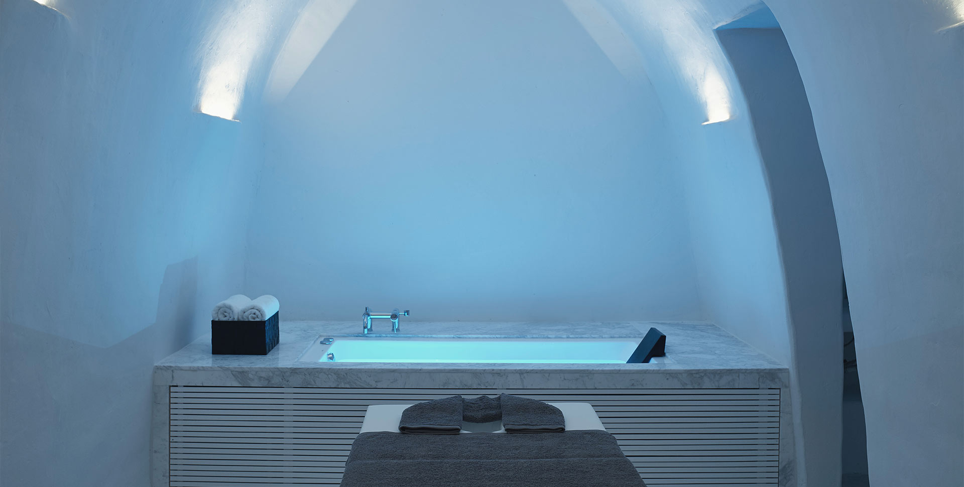 Knossos Beach spa bed and tub